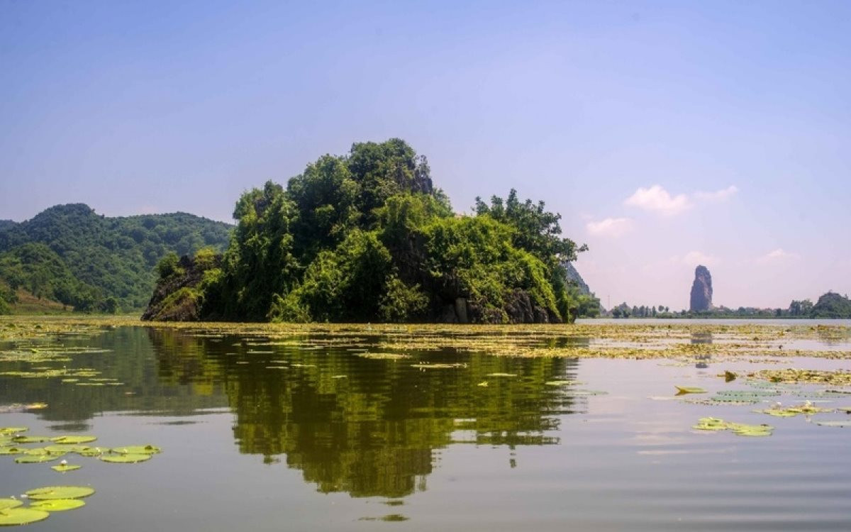 3416-ho-quan-son-ve-dep-hoang-so-don-cho-du-khach-kham-1-1.jpg